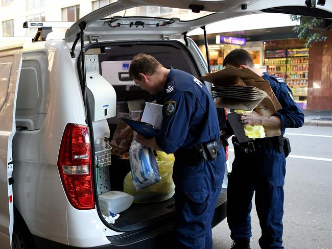 SYDNEY, AUSTRALIA - NewsWire Photos APRIL, 04, 2021: NSW Forensics are seen carrying evidence bags from the Oaks Hotel on Castlereagh St, Haymarket,  in Sydney. An investigation is underway into the death of a man at the apartments this morning. Picture: NCA NewsWire/Bianca De Marchi