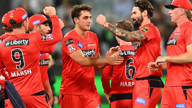 MELBOURNE, AUSTRALIA - JANUARY 17: Kane Richardson of the Renegades is congratulated by team mates after getting the witchet of Nick Larkin of the Stars during the Big Bash League match between the Melbourne Stars and the Melbourne Renegades at Melbourne Cricket Ground, on January 17, 2021, in Melbourne, Australia. (Photo by Quinn Rooney/Getty Images)