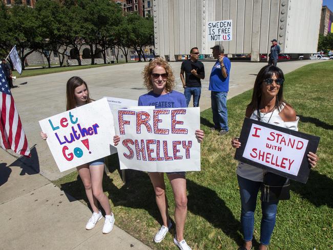 Kate Lockhart (l), her mother, Julia Lockhart, and Kristi Lisenbee gather with other protesters to call for the release of jailed salon owner Shelley Luther in front of the Dallas Municipal Court building in downtown Dallas. Picture: Lynda M. Gonzalez/The Dallas Morning News via AP