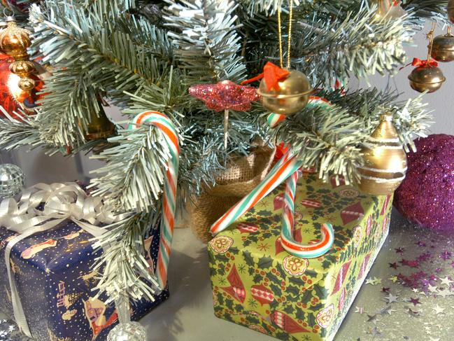 ##NOT FOR EDITORIAL USE - COPYRIGHTED - FOR ADVERTORIAL USE ONLY## Decorated Christmas tree with presents - wrapped gifts generic decorations candy canes 2005