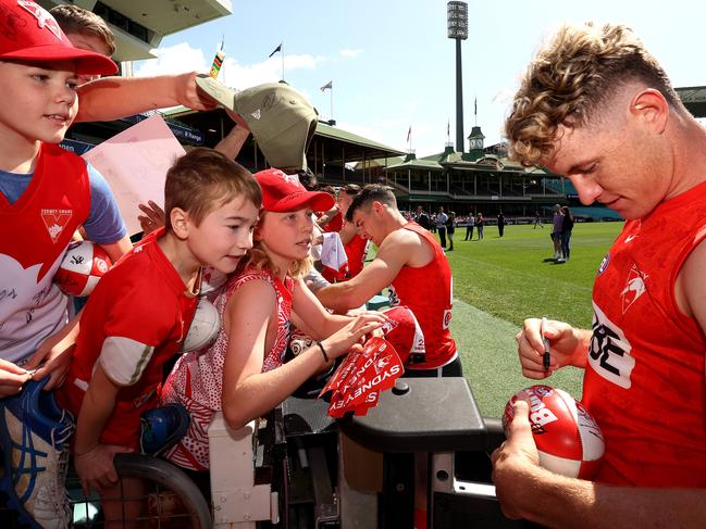 Chad Warner and fans during the Sydney Swans open training session at the SCG ahead of this weeks AFL Grand Final against Geelong. Photo by Phil Hillyard(Image Supplied for Editorial Use only - **NO ON SALES** - Â©Phil Hillyard )