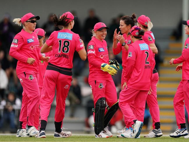 New home: Marizanne Kapp of the Sixers is congratulated by Alyssa Healy and her teammates during a WBBL match last season.