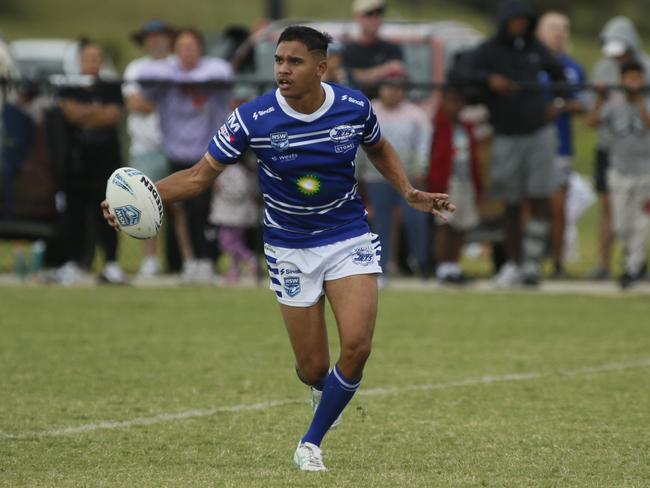 Tyrone Harding looks for a runner. Picture: Warren Gannon Photography