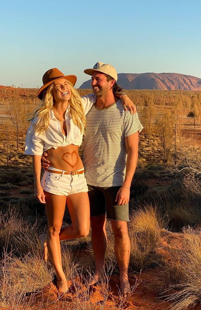 Elyse Knowles announces she is pregnant on Instagram.