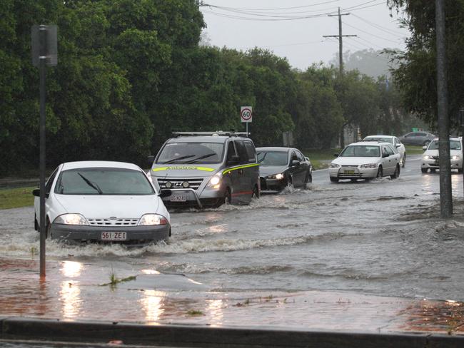 Weather Pictures, cars during heavy down pores of rain on the Southern end of the Gold Coast. Pic Mike Batterham