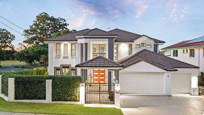 85 Fairbank St, Sunnybank goes to auction at 3pm.