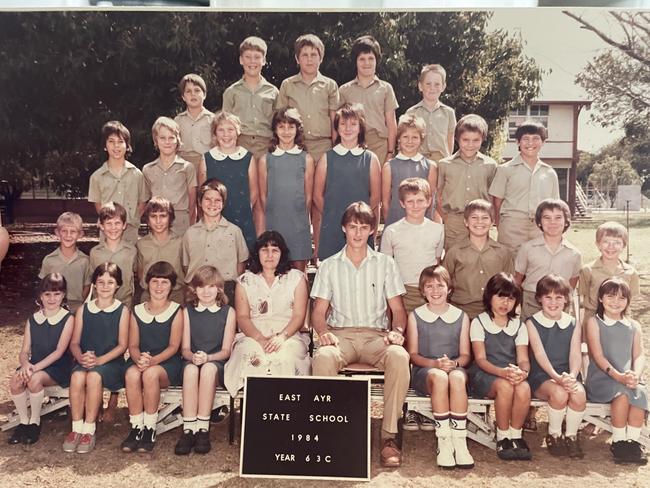 Linda Scott with her 1984 class, and a student teacher.