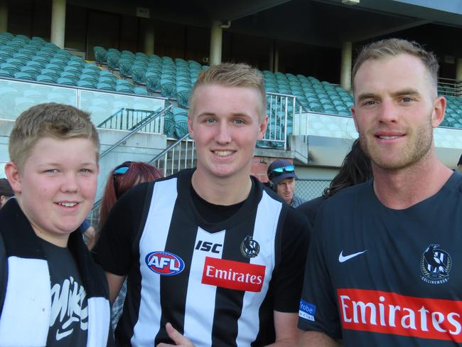 Colby and Riley Prewer with Collingwood player Tom Mitchell. Picture: Jon Tuxworth