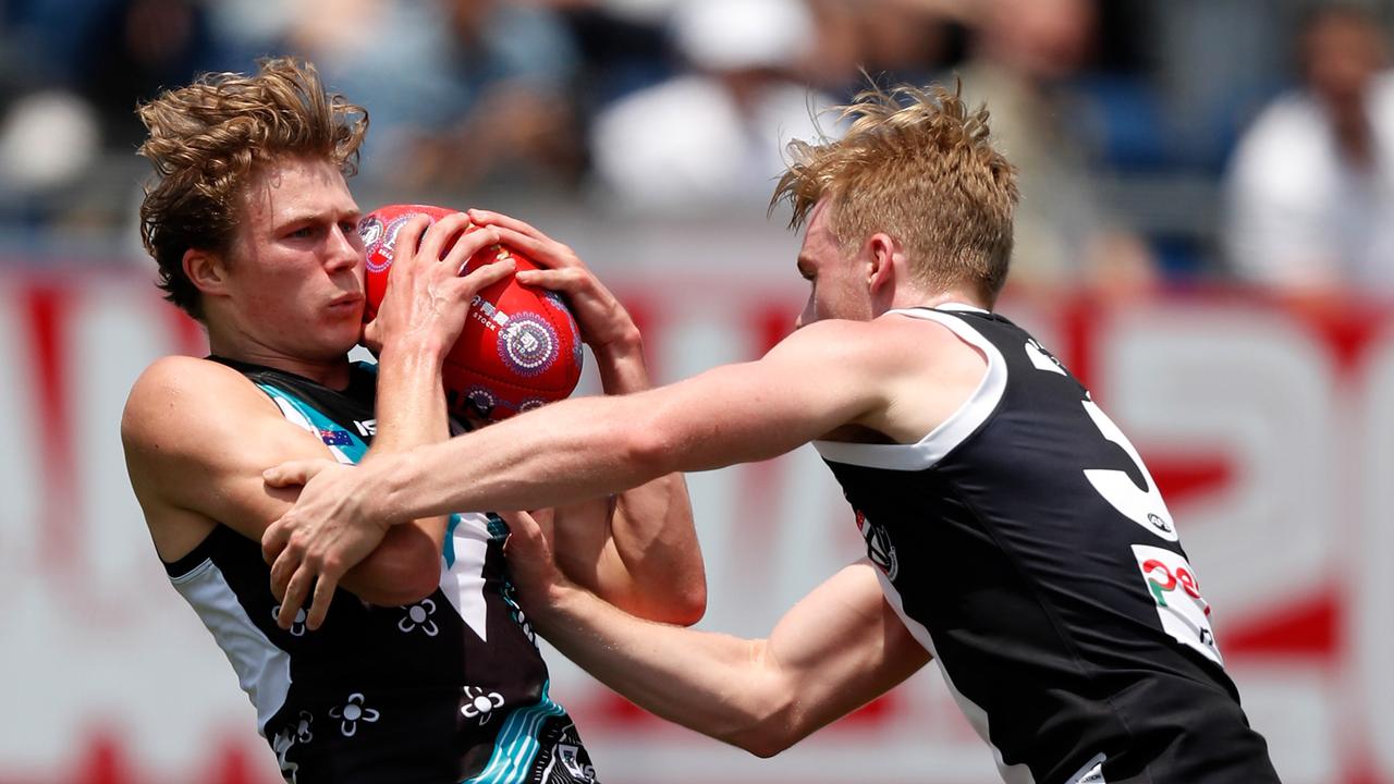 Xavier Duursma attempts to dance around Saint Ed Phillips. Picture: Michael Willson/AFL Photos