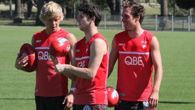 Tyrone Leonardis (middle) at pre-season training with Isaac Heeney and Jack Hiscox. Picture: Sydney Swans