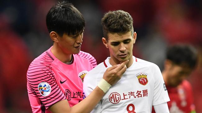 Oscar Emboaba Junior of Shanghai SIPG (R).