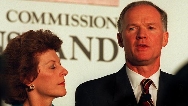 Queensland Premier Wayne Goss & wife Roisin in Tally room 15/07/95            Family / Elections 1995