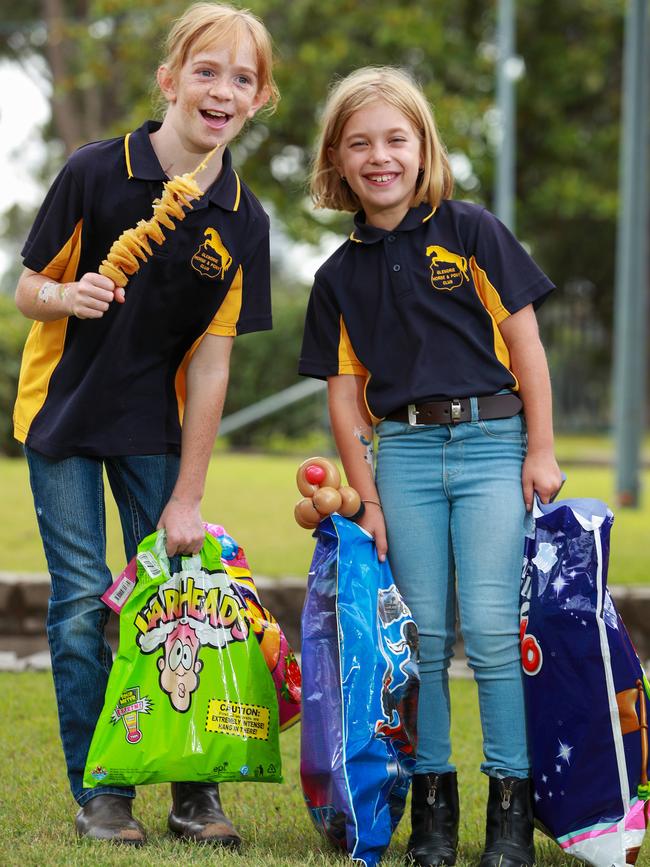 Charlotte Phillips, 10, and Skye McKewin, 9, sample the Showbags for the 2021. Picture: Justin Lloyd.