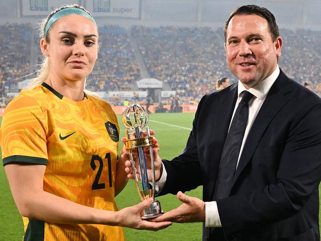 Matilda Ellie Carpenter is presented the AFC Asian International Player of the Year by Johnson in 2024. Picture: Bradley Kanaris/Getty Images