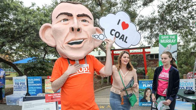 ADV NEWS : Sarah Hanson-Young and her daughter Kora 12 with Getup campaigner at the Belair Primary School voting booth.18/5/2019     AAP Image/Russell Millard)