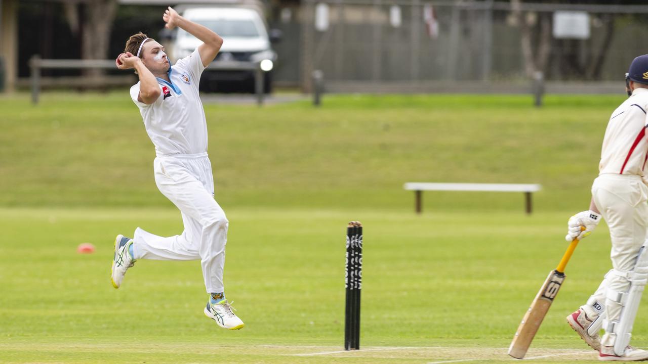 Sam Titterton bowls for Western Districts. Picture: Kevin Farmer.