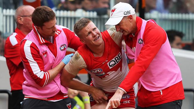 Dan Hannebery suffered a knee injury and despite briefly returning to the field, was unable to finish the game. Picture: Phil Hillyard