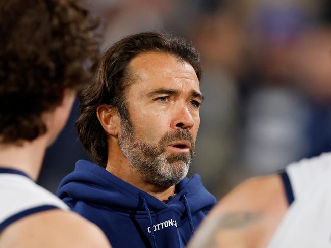 GEELONG, AUSTRALIA – APRIL 22: Chris Scott, Senior Coach of the Cats addresses his players during the 2023 AFL Round 06 match between the Geelong Cats and the Sydney Swans at GMHBA Stadium on April 22, 2023 in Geelong, Australia. (Photo by Dylan Burns/AFL Photos via Getty Images)