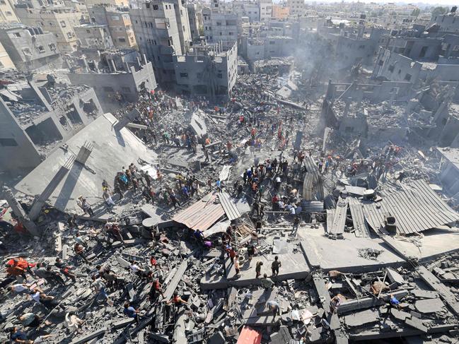 The search for survivors and the bodies of victims through the rubble of buildings in the southern Gaza Strip