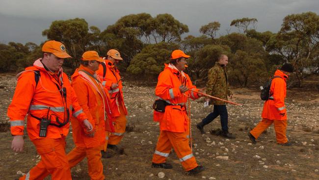 Police and SES volunteers conduct a search for Lynch’s body, near Cowell, SA.