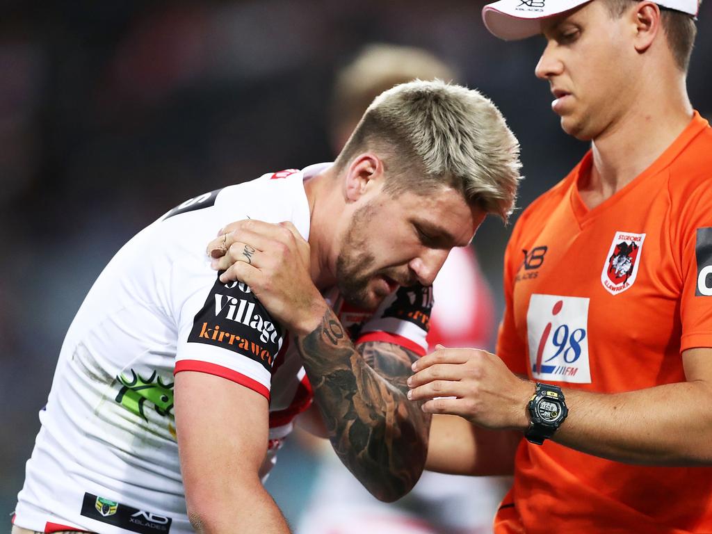 SYDNEY, AUSTRALIA - AUGUST 11:  Gareth Widdop of the Dragons holds his injured shoulder as he walks from the field during the round 22 NRL match between the Parramatta Eels and the St George Illawarra Dragons at ANZ Stadium on August 11, 2018 in Sydney, Australia.  (Photo by Mark Metcalfe/Getty Images)