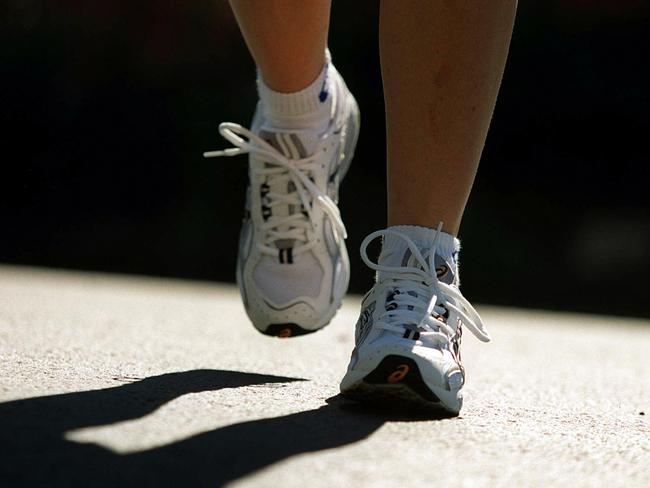 21/05/2003 LIBRARY: Generic picture of a person jogging. Sneakers, running, shoes, footwear, walking, physical fitness, exercise. Feet.