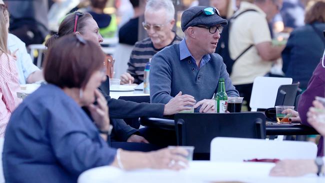 ADELAIDE, AUSTRALIA - NewsWire Photos 9,May, 2024:  Generics People dinning outdoors. Picture: NCA NewsWire / Kelly Barnes