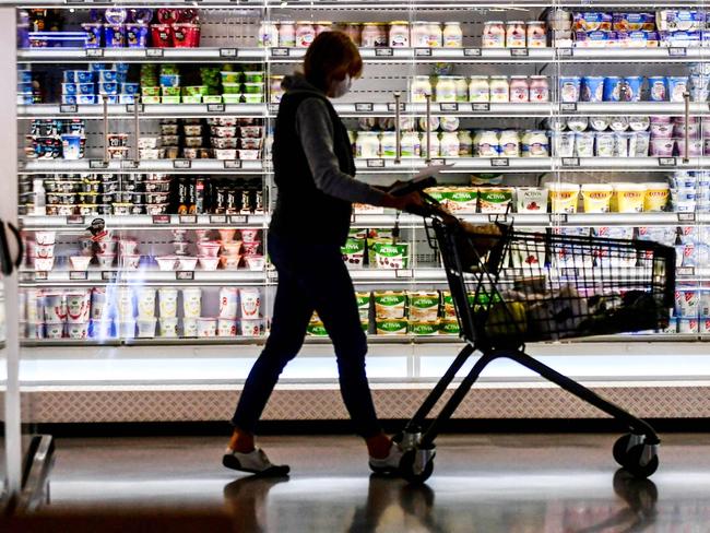 (FILES) In this file photo taken on April 29, 2020 a customer wearing a face mask pushes a trolley through the shelves during purchases at a supermarket in Duesseldorf, western Germany, amid the coronavirus COVID-19 pandemic. - Inflation in Germany surged in March 2022 to a record high since reunification in 1990, official figures published on March 30, 2022 showed, as the war in Ukraine sent energy prices soaring. Consumer prices rose by 7.3 percent annually, according to the federal statistics agency Destatis, up from 5.1 percent in February. (Photo by Ina FASSBENDER / AFP)