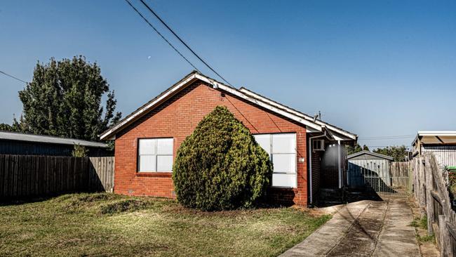 This updated brick home in Werribee’s older pocket drew strong interest, with its generous 590sq m block and prime location near transport and shops.