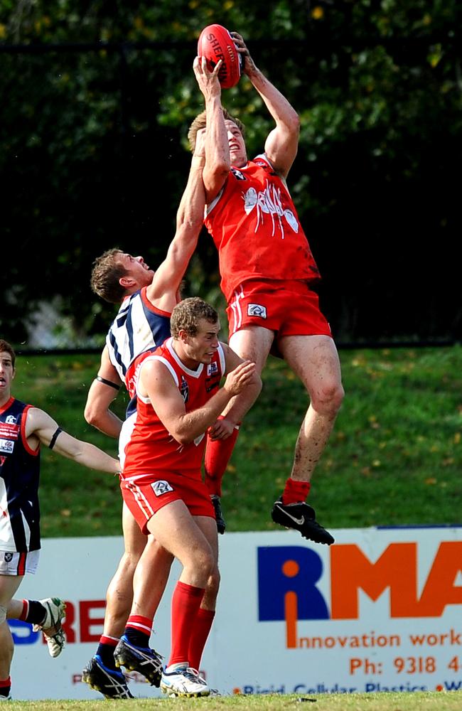 Nick Meese marking for the Bullants in 2011.