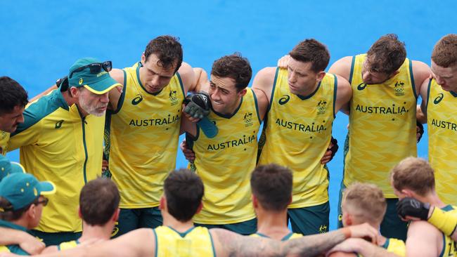 PARIS, FRANCE - JULY 27: Team Australia huddle following victory in the Men's Pool B match between Australia and Argentina on day one of the Olympic Games Paris 2024 at Stade Yves Du Manoir on July 27, 2024 in Paris, France. (Photo by Alex Pantling/Getty Images)