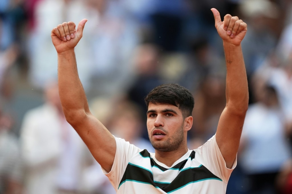 Alcaraz, Swiatek pass tough French Open tests