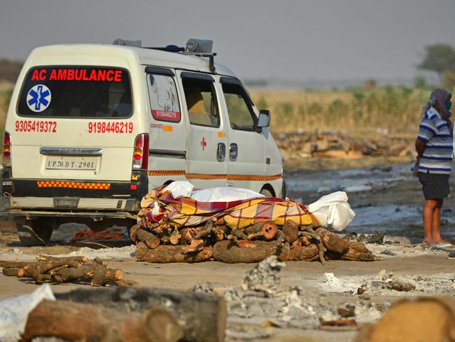 Relatives and family members carry the body of patients who died of the COVID-19 coronavirus for their last rites at a cremation ground. Picture: AFP