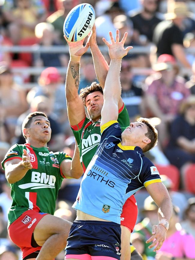 Jesse Arthars of the Seagulls and Jacob Gagan of the Devils compete for the bal. (Photo by Bradley Kanaris/Getty Images)