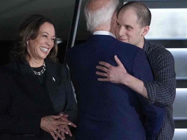 JOINT BASE ANDREWS, MARYLAND - AUGUST 1: U.S. President Joe Biden and Democratic presidential candidate, U.S. Vice President Kamala Harris greet Evan Gershkovich , a prisoner freed by Russia, as he arrives on August 1, 2024 at Joint Base Andrews, Maryland. Their release, negotiated as part of a 24 person prisoner exchange with Russia that involved at least six countries, is the largest prisoner exchange in post-Soviet history.   Andrew Harnik/Getty Images/AFP (Photo by Andrew Harnik / GETTY IMAGES NORTH AMERICA / Getty Images via AFP)