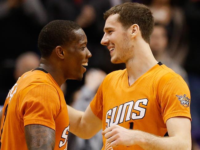 Eric Bledsoe and Goran Dragic guided the Phoenix Suns to victory over the Chicago Bulls.