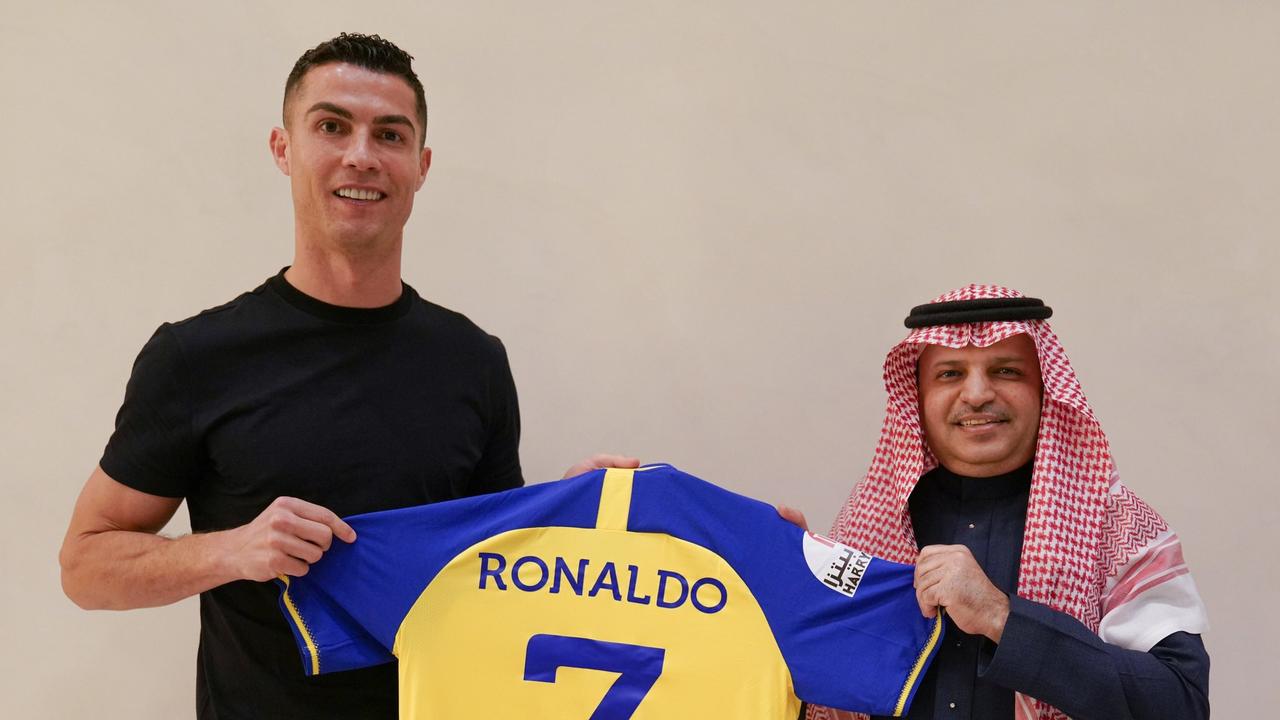 Ronaldo with his new Al Nassr jersey. Credit: Al Nassr.