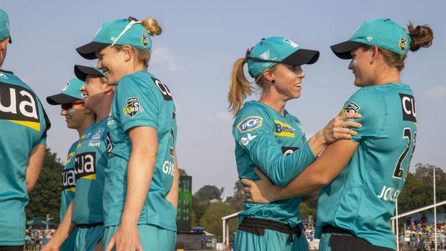 Kirby Short (2nd from right) and Jessica Jonassen (right) of the Heat embrace. (AAP Image/Glenn Hunt)