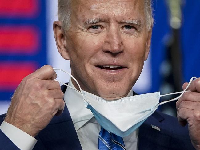 WILMINGTON, DE - NOVEMBER 04: Democratic presidential nominee Joe Biden takes his face mask off as he arrives to speak one day after America voted in the presidential election, on November 04, 2020 in Wilmington, Delaware. Biden spoke as votes are still being counted in his tight race against incumbent U.S. President Donald Trump which remains too close to call.   Drew Angerer/Getty Images/AFP == FOR NEWSPAPERS, INTERNET, TELCOS & TELEVISION USE ONLY ==