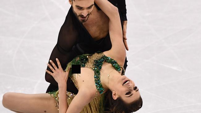 France's Gabriella Papadakis and France's Guillaume Cizeron compete in the ice dance short dance of the figure skating event during the Pyeongchang 2018 Winter Olympic Games at the Gangneung Ice Arena in Gangneung on February 19, 2018. / AFP PHOTO / ARIS MESSINIS