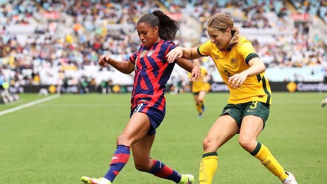 Margaret Purce and Courtney Nevin battle for the ball. Pic: Mark Kolbe/Getty Images)