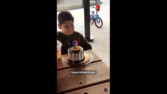 Heartwarming moment strangers sing along to celebrate boy's birthday