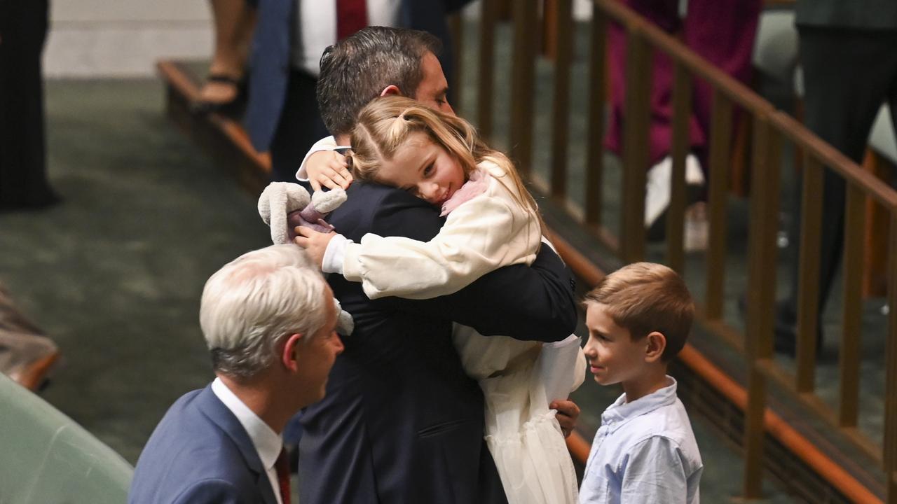 吉姆·查默斯 (Jim Chalmers) 在公布 2024-25 年度联邦预算后拥抱了他的孩子们。图片：NCA NewsWire / Martin Ollman