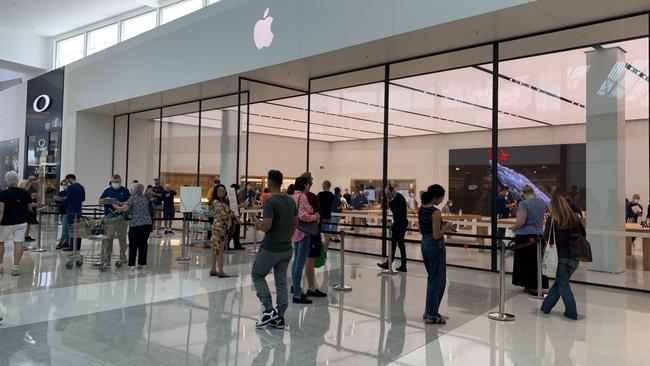 The line at the Apple Store Robina during the height of the coronavirus pandemic.