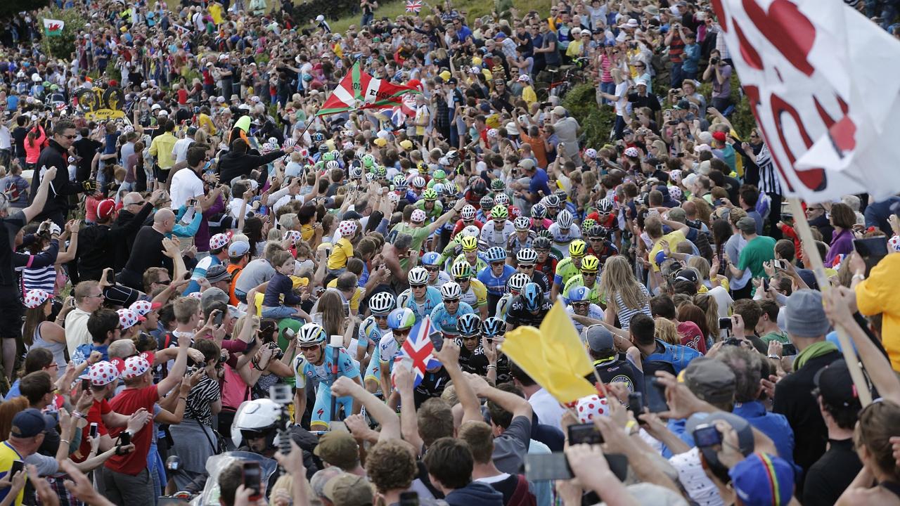 Tour de Selfish: Fans risk rider safety