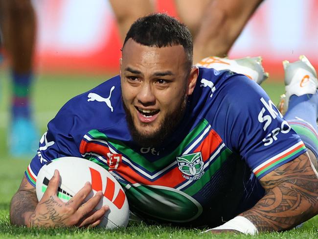 AUCKLAND, NEW ZEALAND - SEPTEMBER 16: Addin Fonua-Blake scores a try during the NRL Semi Final match between the New Zealand Warriors and Newcastle Knights at Go Media Stadium Mt Smart on September 16, 2023 in Auckland, New Zealand. (Photo by Fiona Goodall/Getty Images)