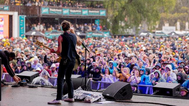 The Living End frontman Chris Cheney performing on Sunday. Picture: Topbunk