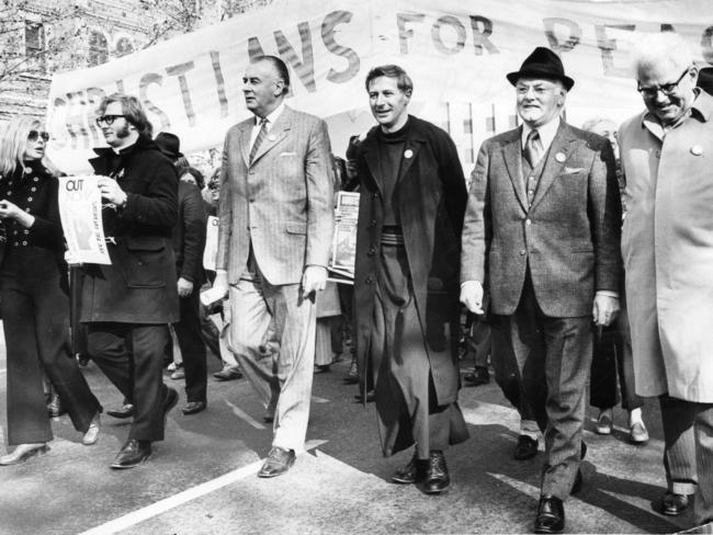 March leaders in front of Christians for Peace banner (l-r) Jean McLean, Fr John Fleming, Gough Whitlam, unnamed clergyman, Clyde Cameron and Sir Mark Oliphant.