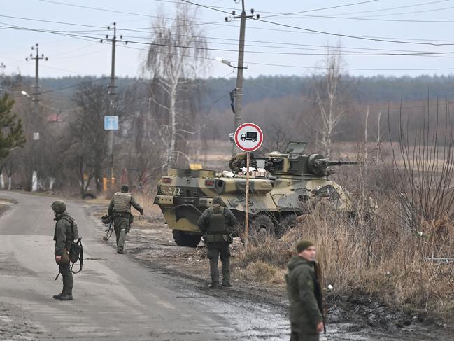 Ukrainian servicemen stand near an armored personnel carrier BTR-3 on the northwest of Kyiv. Picture: AFP.)