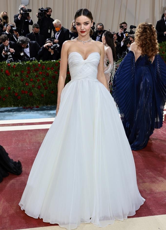 Miranda Kerr Embraces Princess Inspiration in Ethereal White Dress & Hidden  Heels at Met Gala 2022